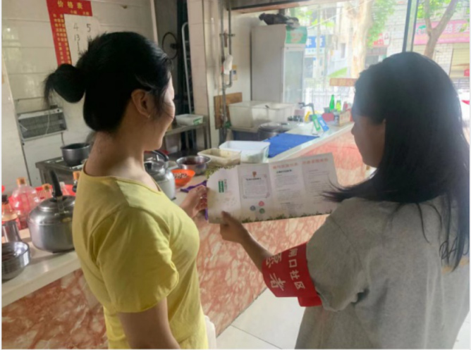 社区开展沿街商铺垃圾分类宣传活动